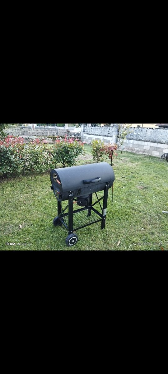 Barbacoa de metal negra con ruedas