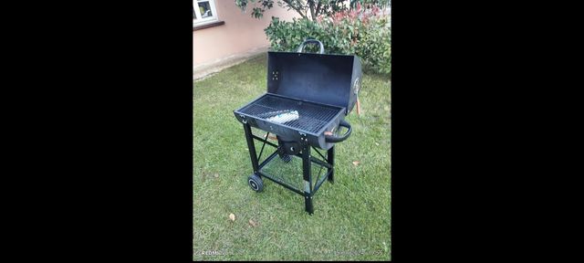 Barbacoa de metal negra con ruedas