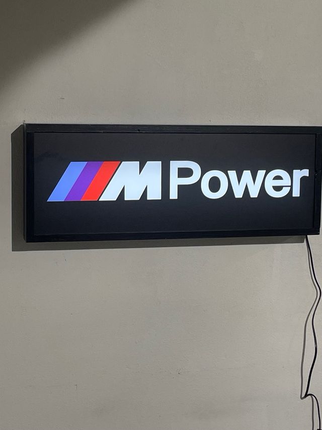 Insegna luminosa MPower BMW
