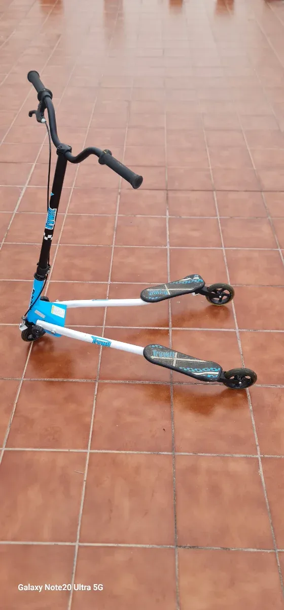 Patín de 3 ruedas azul y blanco