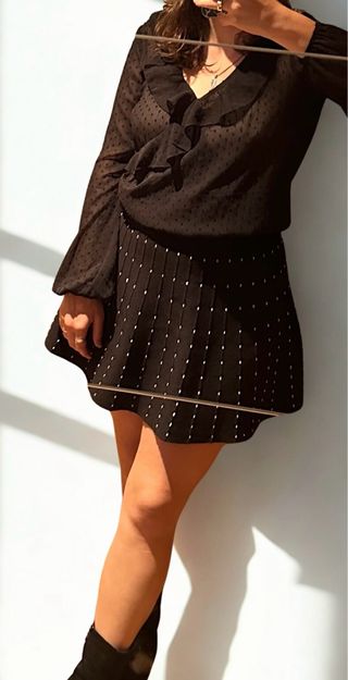 Blusa Stradivarius S negra con lunares y volantes