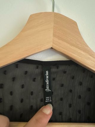 Blusa Stradivarius S negra con lunares y volantes