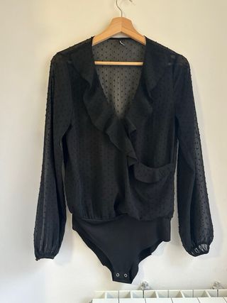 Blusa Stradivarius S negra con lunares y volantes