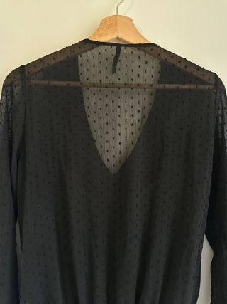 Blusa Stradivarius S negra con lunares y volantes
