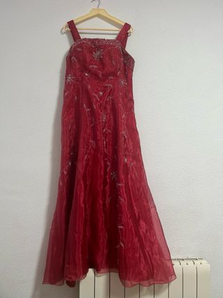 Vestido de fiesta rojo con pedrería