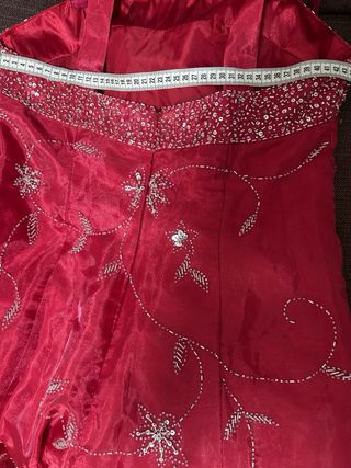 Vestido de fiesta rojo con pedrería