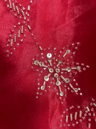 Vestido de fiesta rojo con pedrería