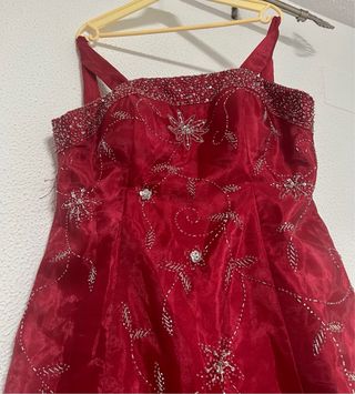 Vestido de fiesta rojo con pedrería