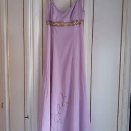 Abito lungo lilla con dettagli oro