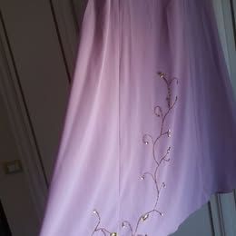 Abito lungo lilla con dettagli oro