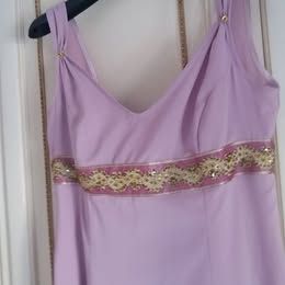 Abito lungo lilla con dettagli oro