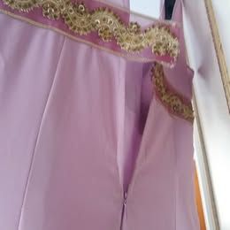 Abito lungo lilla con dettagli oro