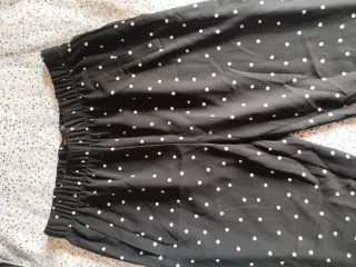 Traje negro lunares blancos