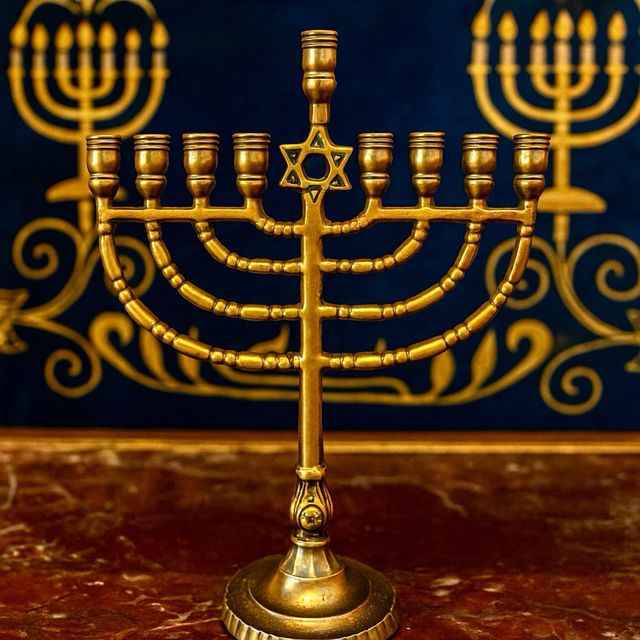 Antiguo candelabro Janukiá con estrella de David