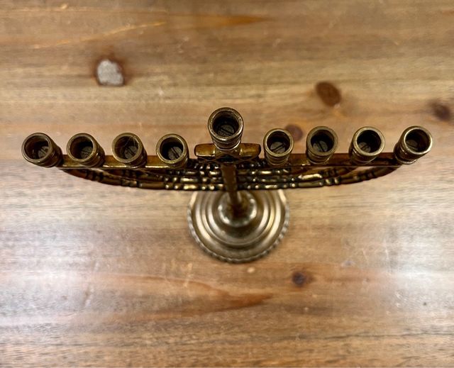 Antiguo candelabro Janukiá con estrella de David