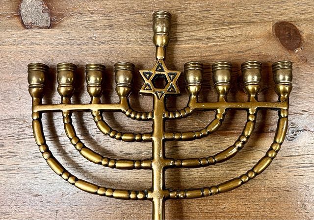 Antiguo candelabro Janukiá con estrella de David