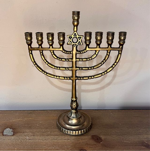 Antiguo candelabro Janukiá con estrella de David
