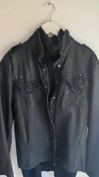Camisa de cuero negra con tachuelas L