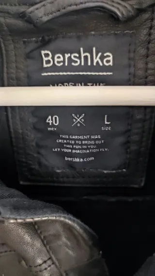 Camisa de cuero negra con tachuelas L