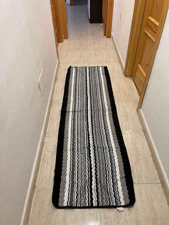 Tappeto rettangolare a righe bianco, grigio e nero