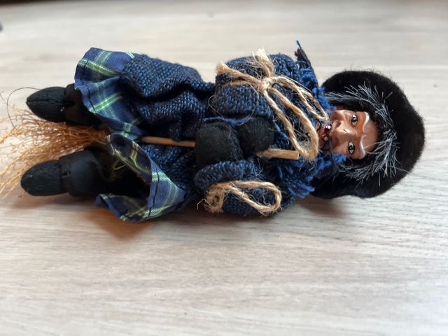 Bruja volando en escoba decorativa