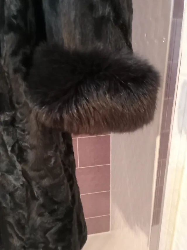 Abrigo de Astracán Negro