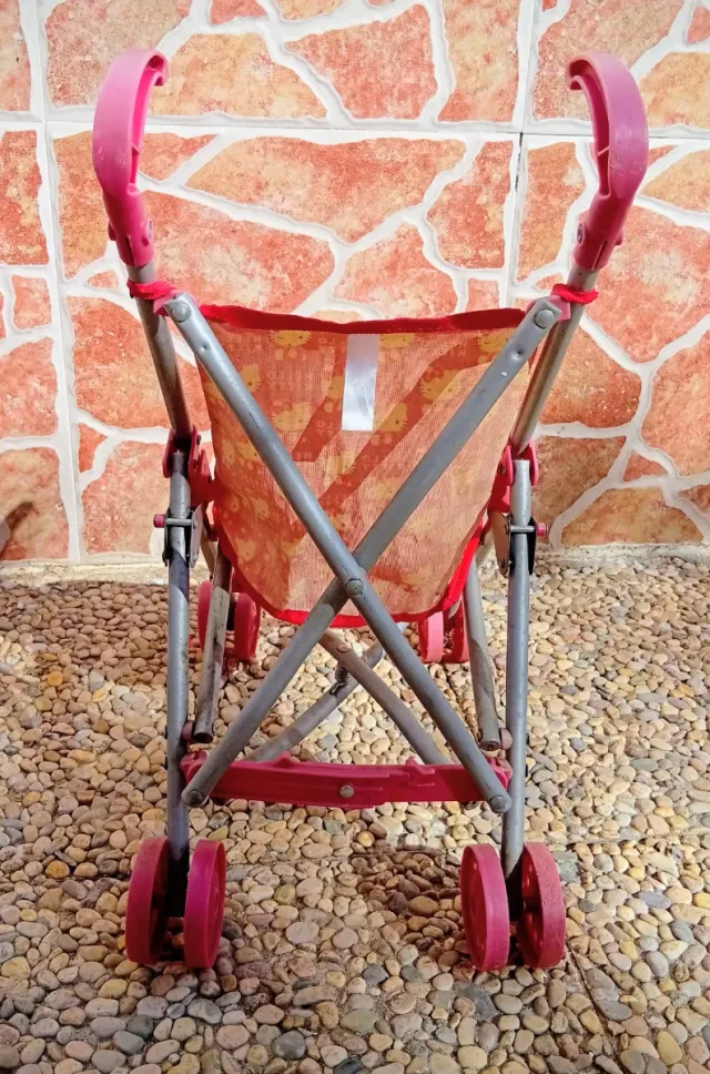 Carrito Muñecas Hello Kitty Plegable 47cm 2-4 años