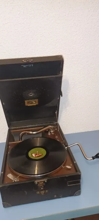 Gramola antigua portátil ,funcinando