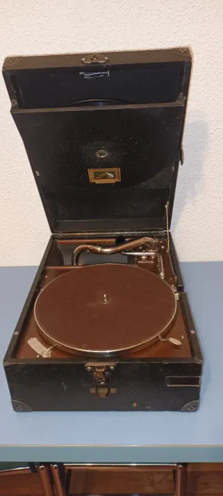 Gramola antigua portátil ,funcinando