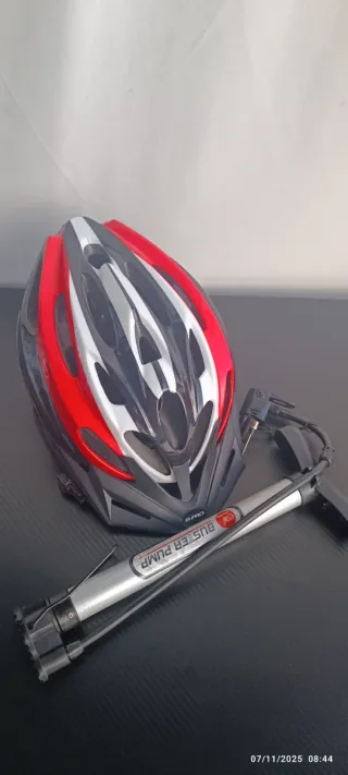 Casco ciclismo y bomba inflador