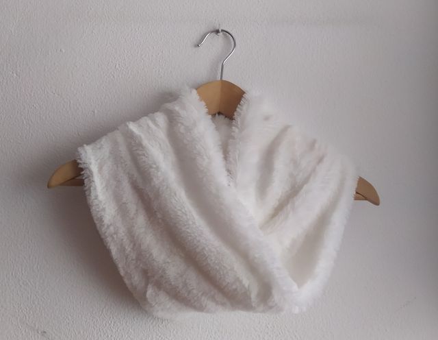 Bufanda tipo cuello, clarita, blanca