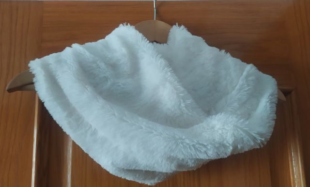 Bufanda tipo cuello, clarita, blanca