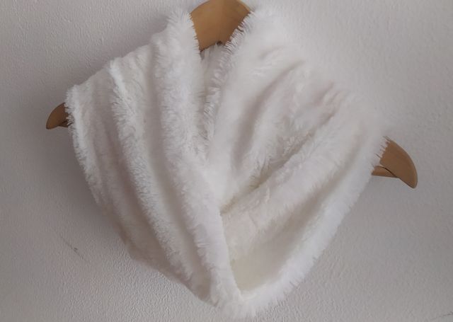 Bufanda tipo cuello, clarita, blanca