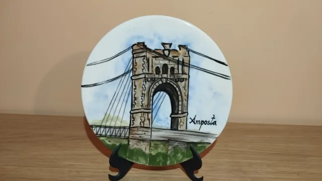 Piatto decorativo dipinto a mano. Amposta