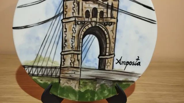 Piatto decorativo dipinto a mano. Amposta