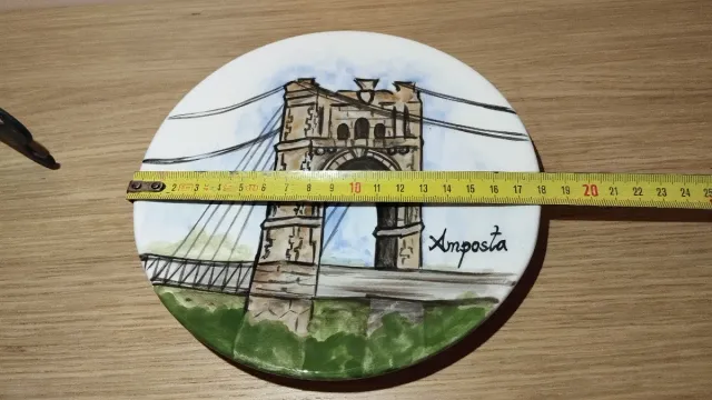 Piatto decorativo dipinto a mano. Amposta