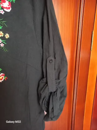 Vestido corto bordado negro