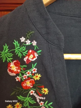 Vestido corto bordado negro