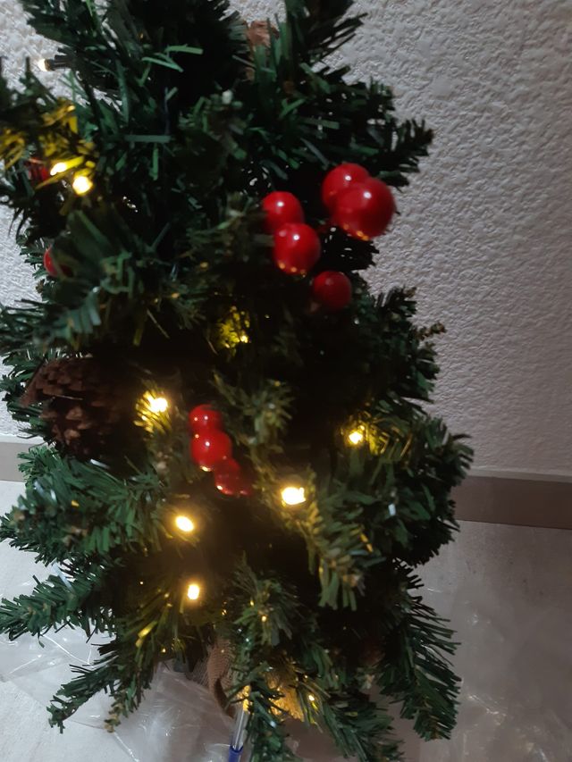 Bonito Árbol navidad artificial con luz.