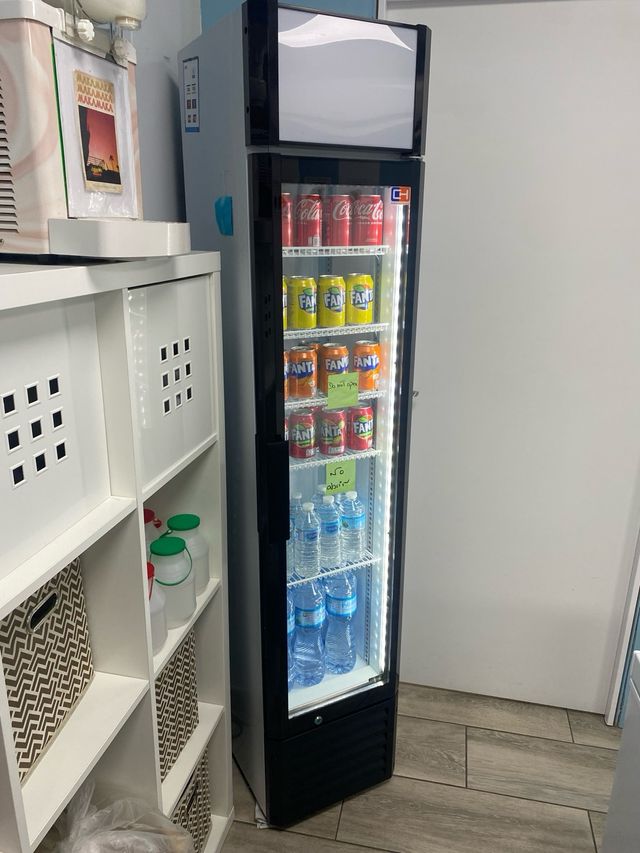 Nevera expositora de refrescos
