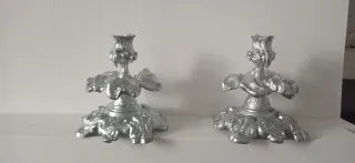 Par de castiçais de metal prateados