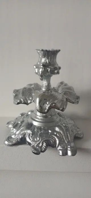 Par de castiçais de metal prateados