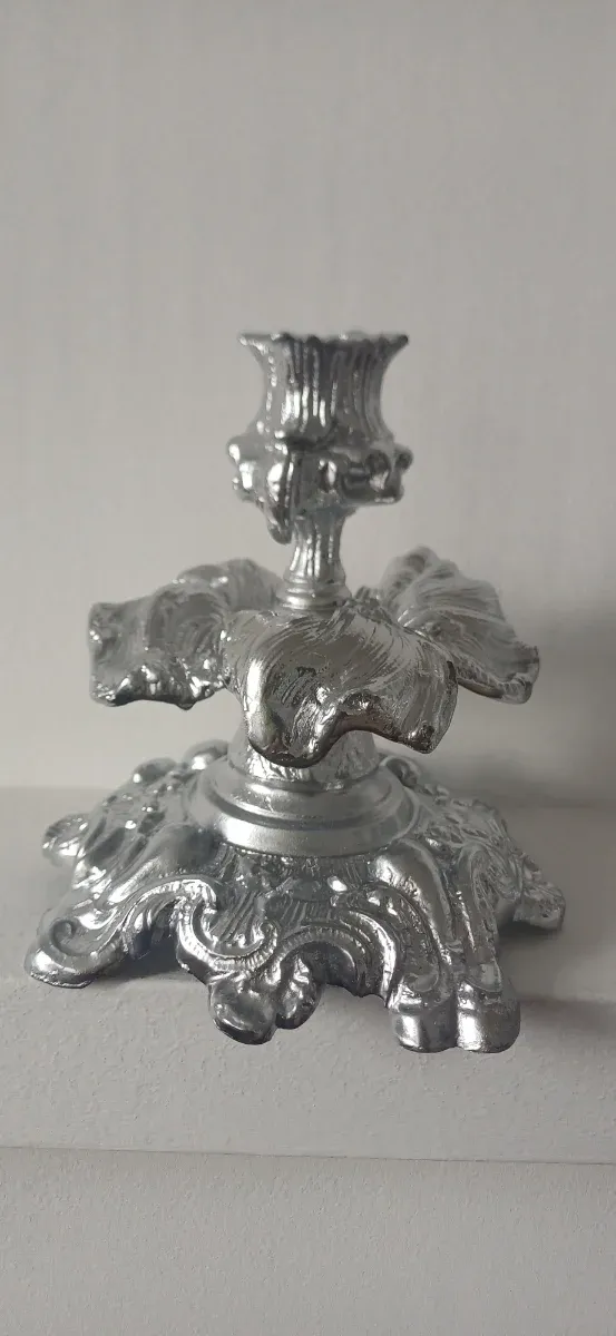 Par de castiçais de metal prateados