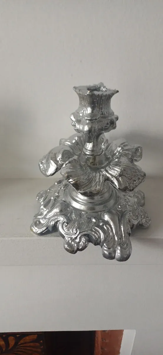 Par de castiçais de metal prateados