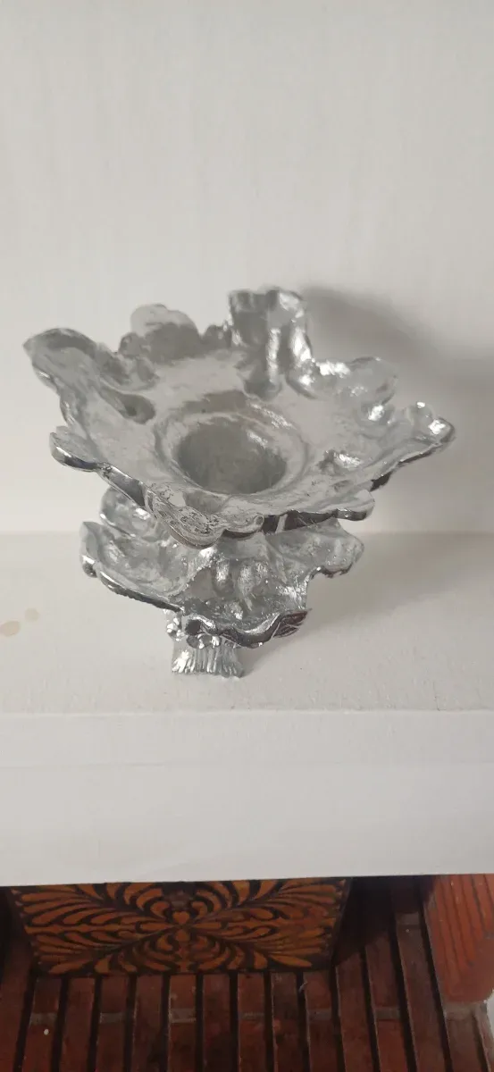 Par de castiçais de metal prateados