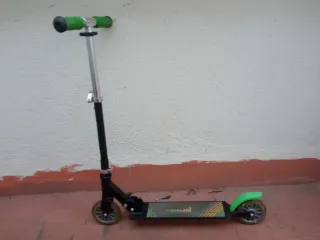 Patinete infantil verde y negro