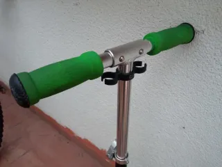 Patinete infantil verde y negro