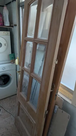 2 Puertas de madera con vidrio y herraje dorado