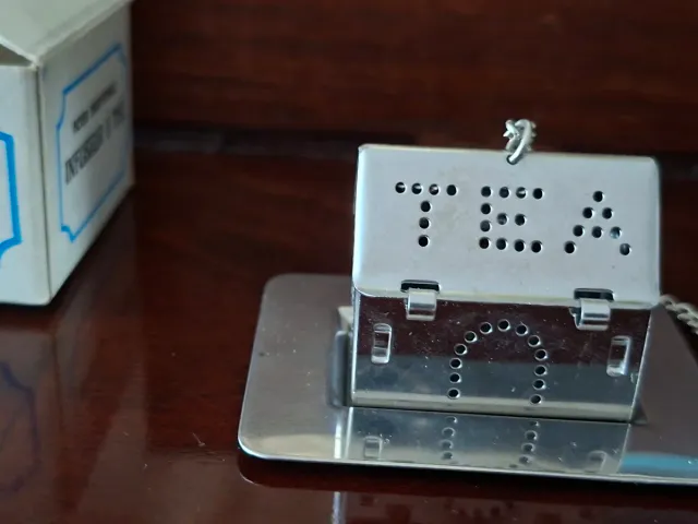 Infusor de té metálico con diseño