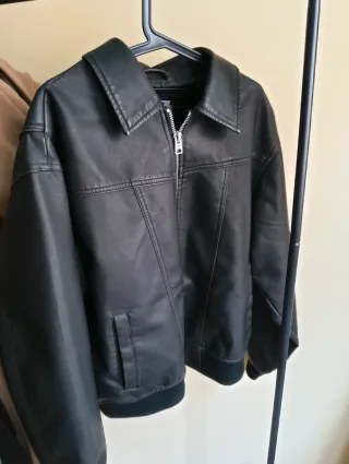 Cazadora Cuero Negra Pull&Bear Talla M